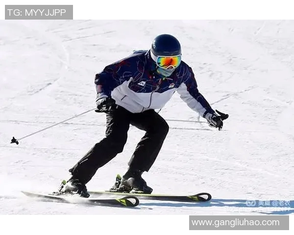 狐狸头像下的足球明星男生展现青春活力与运动激情 狐狸头像下的足球明星男生展现青春活力与运动激情