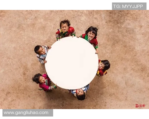 足球明星与孩子们的欢乐互动视频展现温暖瞬间与纯真笑容