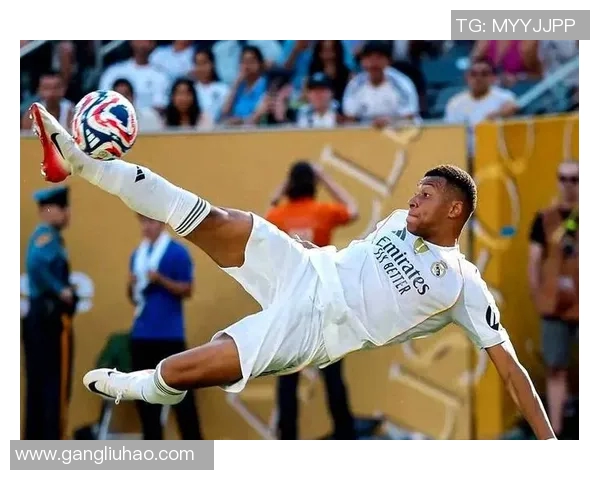 足球明星因场外争议遭重罚引发球迷热议与媒体关注